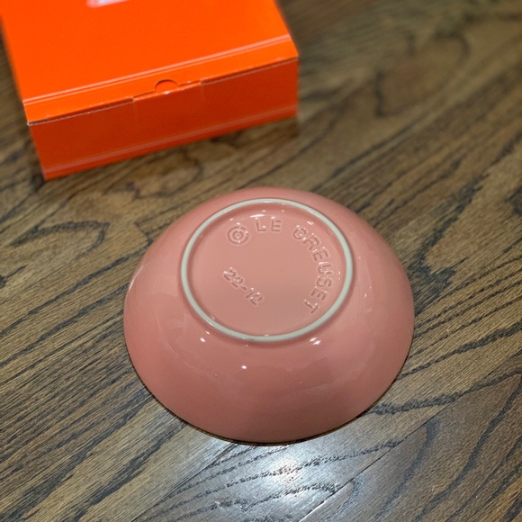 New Le Creuset Salmon Pink Cereal Bowl - Picture 3 of 5